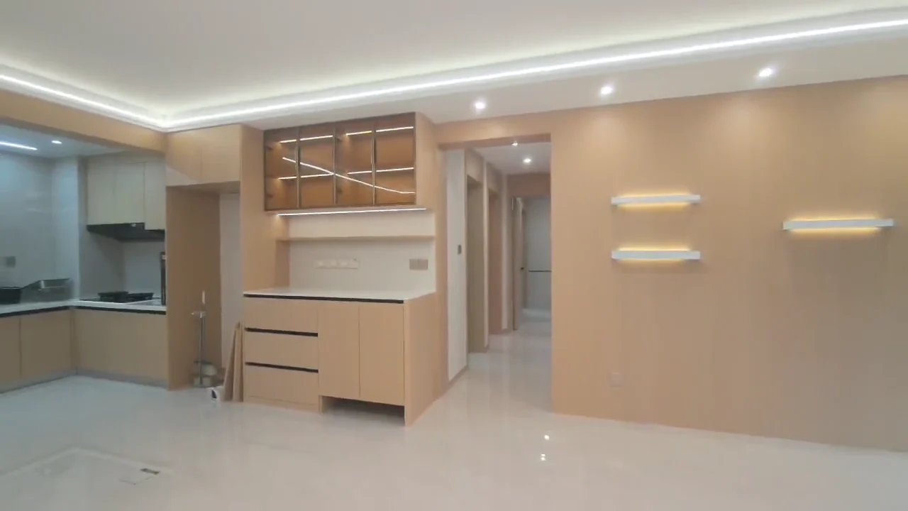 木色柜体与客厅墙面，顾家提供的现场视频画面